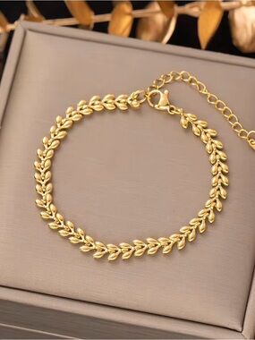 Delicate Gold Leaf Chain Bracelet – Women's Fashion Bracelet